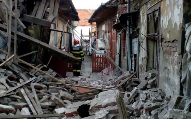 Explozie într-o clădire din Timișoara! Un bărbat a fost prins sub dărâmături