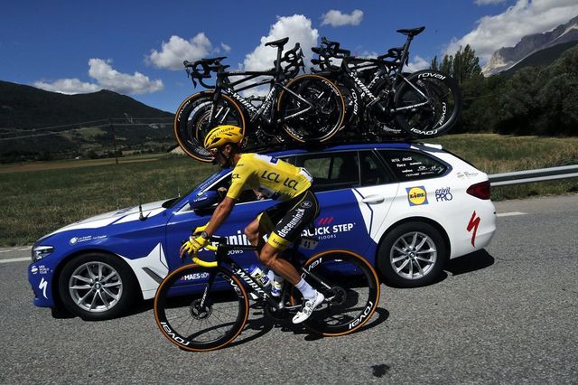 Tour de France, Julian Alaphilippe viola il regolamento e perde la maglia gialla