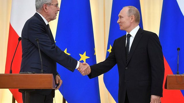 Россия — не пожарная команда и не будет спасать всех — Путин
