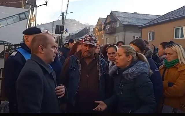Un profesor din Bistrița condamnat după ce a lovit doi elevi, încătușat când a încercat să intre în școală