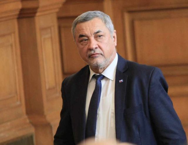 Валери Симеонов несъгласен с бързото отпускане на мерките