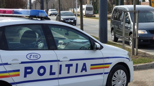 Un șofer beat și fără permis și-a abandonat copiii în mașină când încerca să scape de polițiști