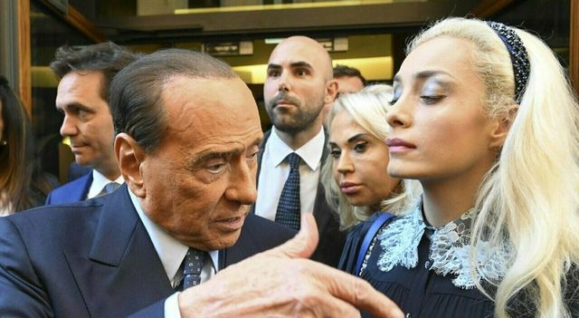 Marta Fascina non ha superato la morte di Berlusconi: “Sofferenza indescrivibile, non lascio Arcore”