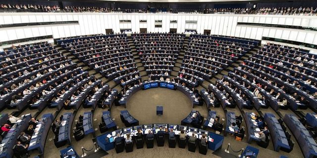 Weber az Európai Tanácsot sürgeti a 7-es cikk szerinti eljárások ügyében