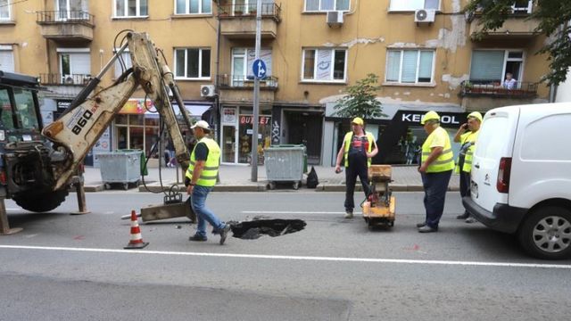 Дупка в асфалта зейна пред Софийската опера