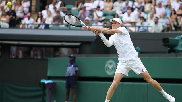 Wimbledon: in campo Sinner-Shelton 1-0 (7/6), 4-4 nel secondo. Azzurro avanti di un set. Break Djokovic su Cobolli 5-3 nel primo set LIVE