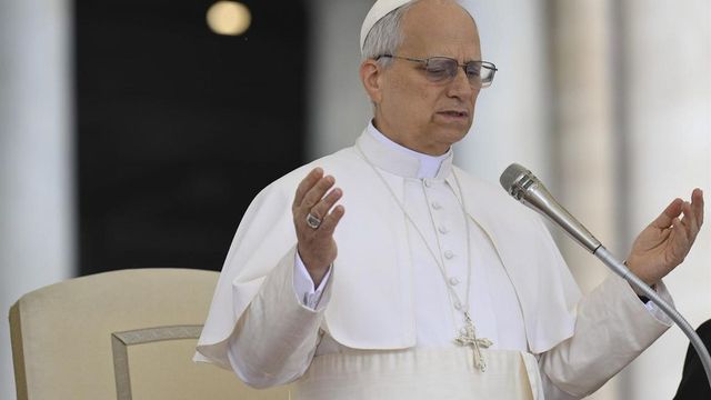 Sánchez aprovecha su primera conversación con el Papa para invitarle a visitar España