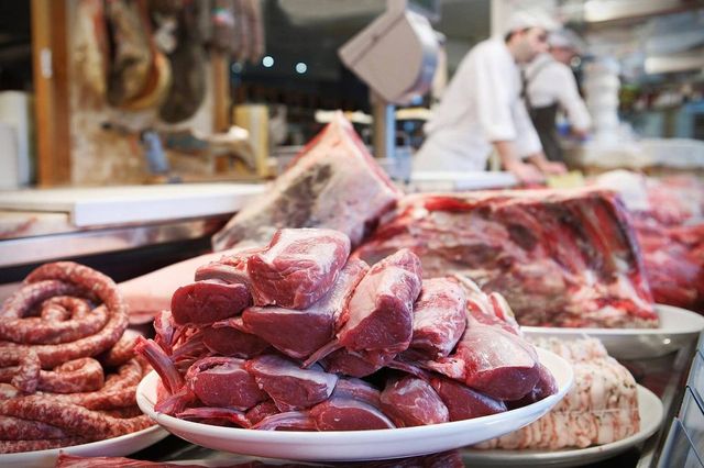 Peste o tonă de carne posibil infectată cu virusul pestei porcine africane a fost retrasă de la comercializare