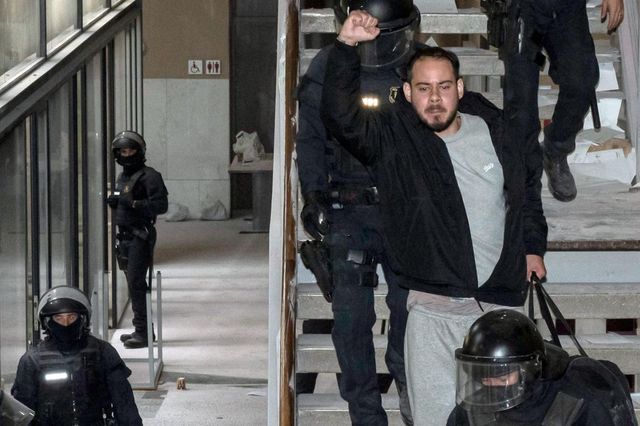 Rapper catalano Pablo Hasel arrestato per apologia di terrorismo e ingiurie alla Corona