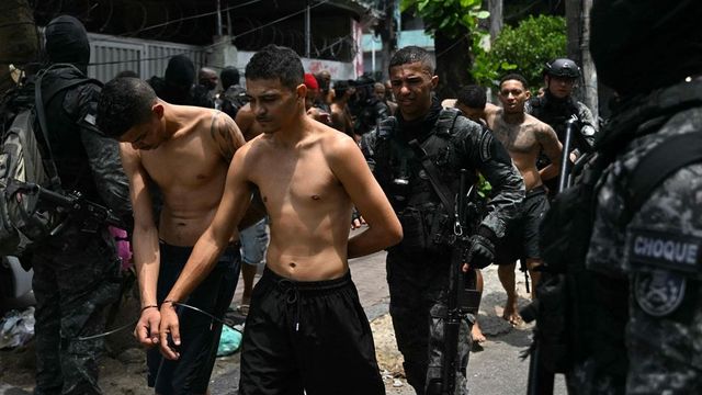 Brasile, maxi operazione contro i narcotrafficanti a Rio: almeno 64 morti