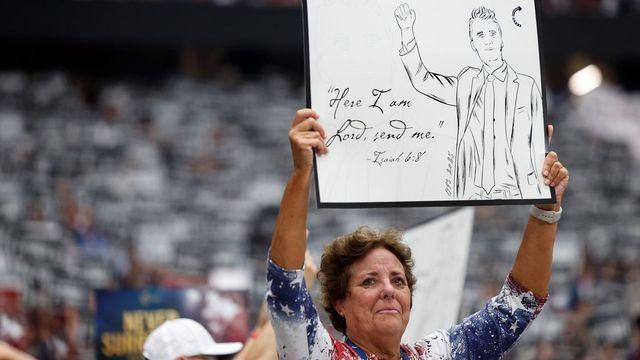 Miles de personas se dan cita en Arizona para despedir a Charlie Kirk junto a Trump