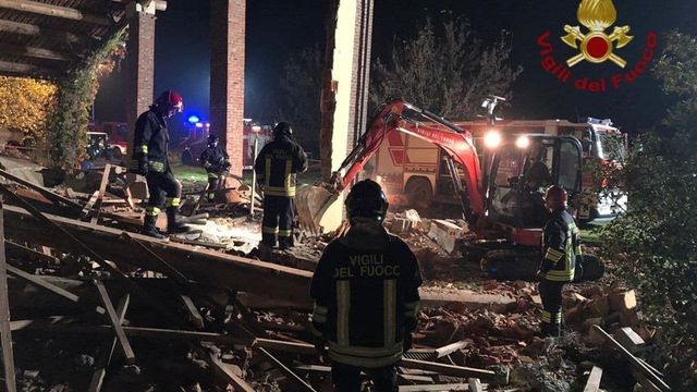 Esplode edificio, due i pompieri morti