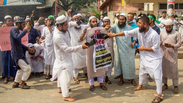 Tízezrek tüntetnek Bangladesben Emmanuel Macron ellen