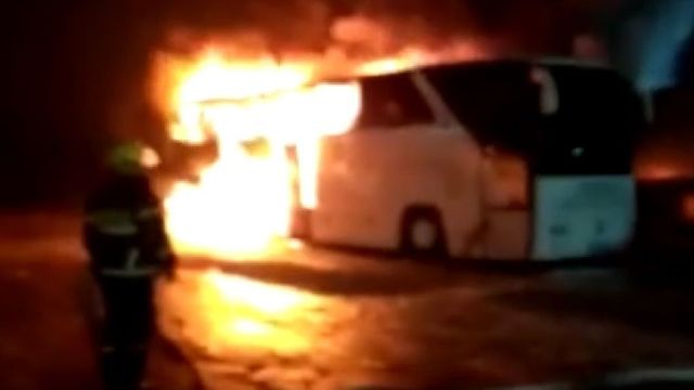 Socialiștii sunt acuzați că folosesc incendierea unui autobuz pentru a-și face campanie