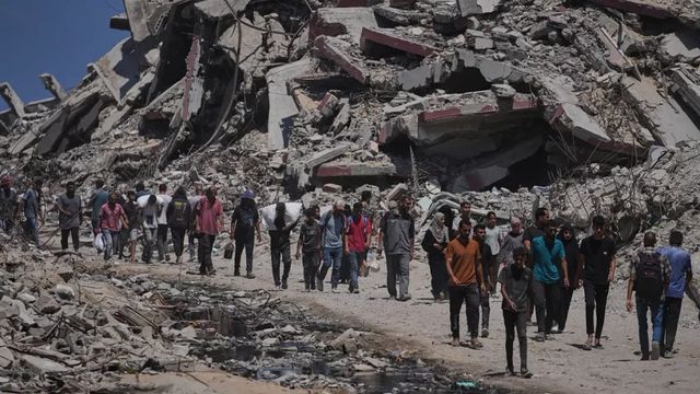 Mueren al menos 85 palestinos que buscaban ayuda humanitaria en Gaza