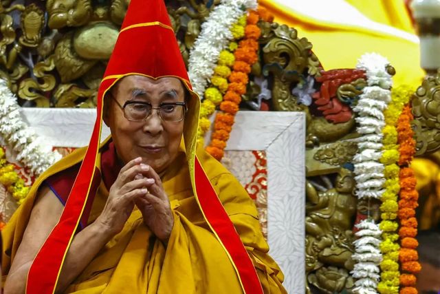 Dalai Lama festeggia i 90 anni definendosi un 'semplice monaco'