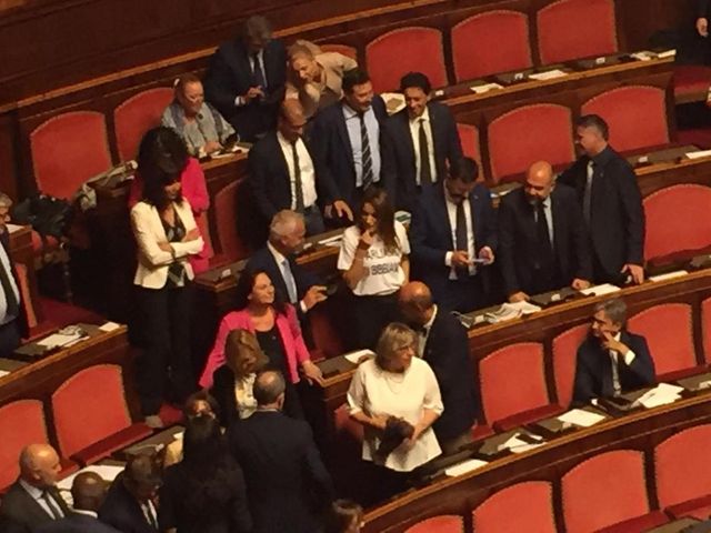 Senato, Borgonzoni con t-shirt su Bibbiano: stop in Aula per qualche minuto