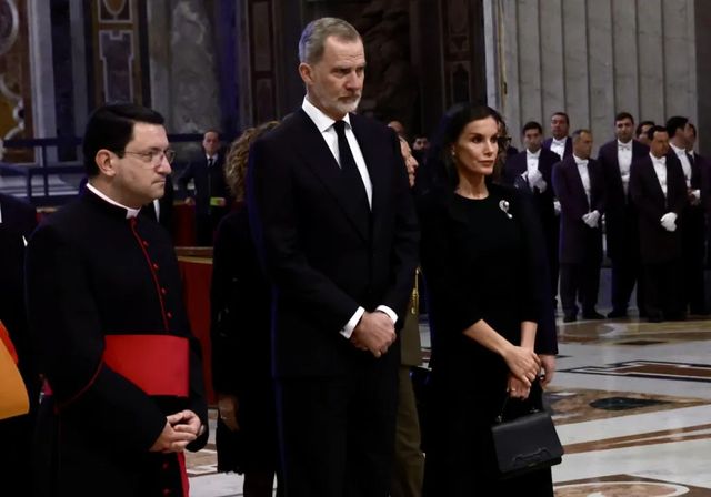 Los Reyes acudirán a la misa de apertura del papado de León XIV junto a Montero
