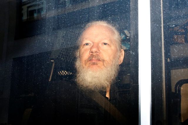 Cum explică președintele Ecuadorului decizia de a-i retrage azilul lui Julian Assange