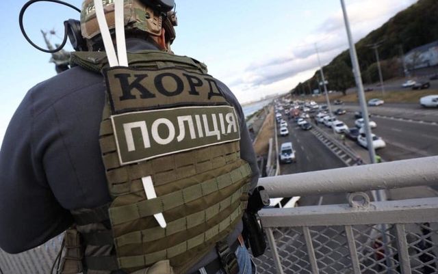 Un bărbat înarmat amenință că va arunca în aer un pod din Kiev