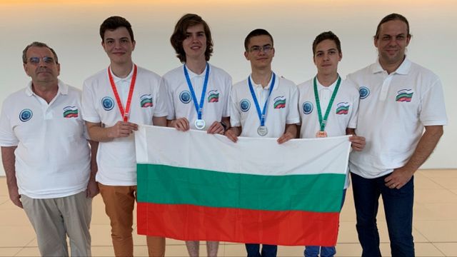Българският отбор по информатика се прибира с 4 медала от олимпиада