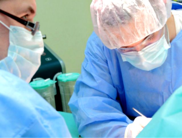 Doi medici, trimiși în judecată pentru aducerea ilegală din Italia a sute de cornee pentru transplant