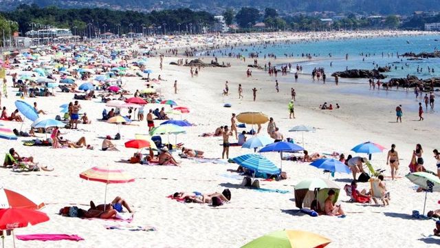 În Andaluzia, purtarea măștii a devenit obligatorie și pe plajă. Ce amendă iau cei care nu respectă legea