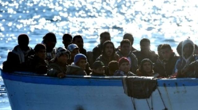 Migranti, riprendono gli sbarchi a Lampedusa: 46 naufraghi bloccati sugli scogli con un cadavere