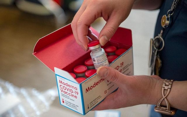 Un medic din Boston a avut prima reacție alergică severă la vaccinul produs de Moderna