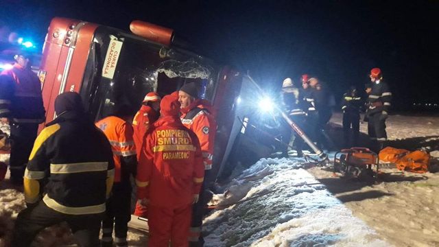 Autocar răsturnat în Vrancea, lângă Mărășești. Cel puțin un mort și 6 răniți în accident