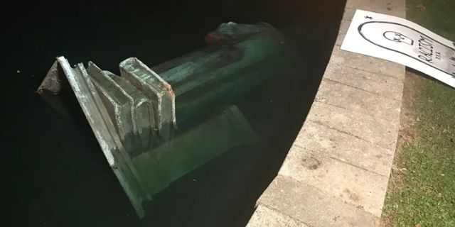 Statuia lui Cristofor Columb din Richmond, vandalizată în timpul protestelor declanșate de moartea lui George Floyd