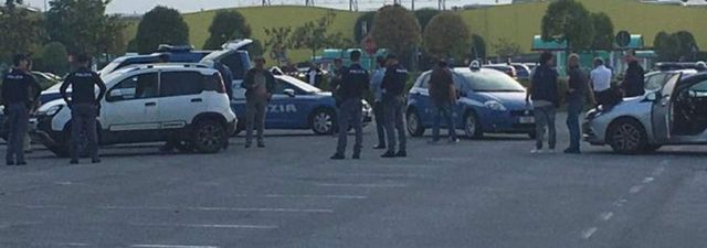 O româncă a fost ucisă de un fost militar în parcarea unui hipermarket din Italia