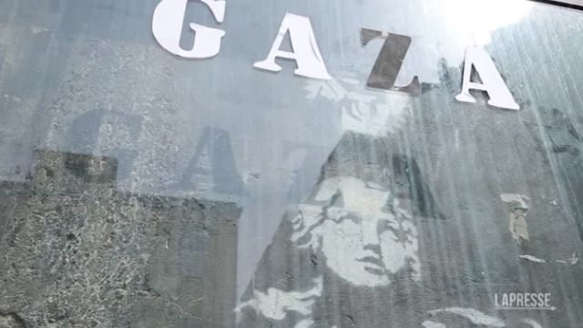 Su opera Banksy a Napoli compare messaggio pro Gaza