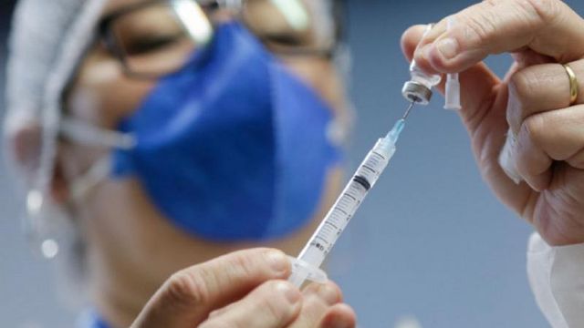 Japonia va arunca milioane de doze de vaccin Pfizer pentru că nu are seringile potrivite pentru a șasea doză