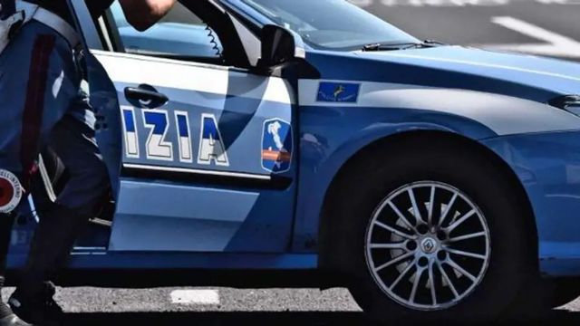 Si scontrano 4 auto della polizia in A1, diversi feriti