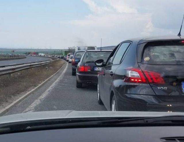 Катастрофи затрудниха движението по пътища в страната