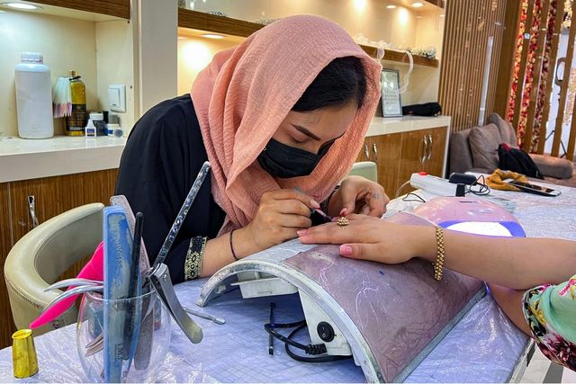 Mii de saloane de înfrumusețare se închid peste noapte în Afganistan în urma unui decret al talibanilor