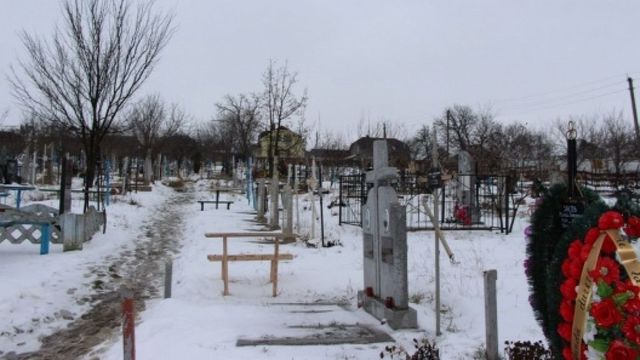 Doi bărbați din Criuleni au smuls mai multe cruci din cimitir pentru a le vinde