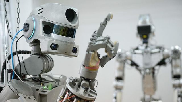 Робота Федора отправили в космос с российским флагом в руке