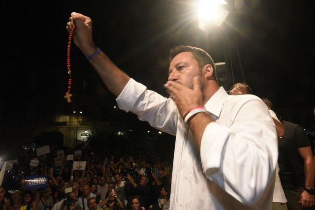 Via crocifisso da scuola, Salvini: “Fioramonti è ministro da centro sociale”