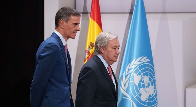 Sánchez se suma a Macron para impulsar una ecotasa a los billetes de avión y gravar los jets privados