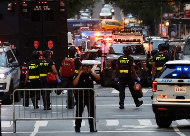 4 oameni, printre care un polițist, au fost uciși într-un atac armat în masă într-un zgârie-nori din Manhattan