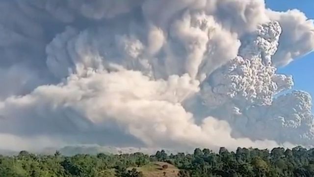 Doi vulcani au erupt în Indonezia pe insule diferite, trimițînd în atmosferă coloane de cenușă