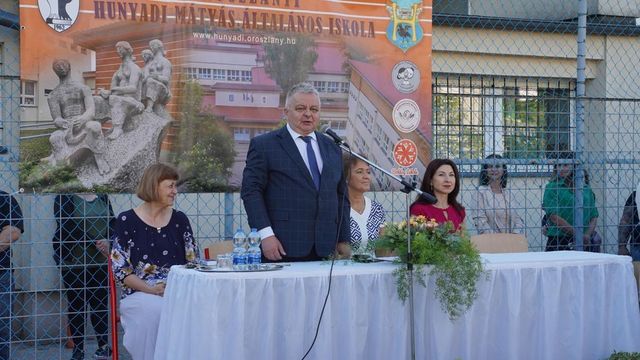 „De jó, hogy nincs köztük Mohamed” – így köszöntötte Oroszlány polgármestere az elsős diákokat egy tanévnyitón