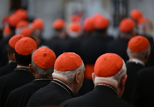 Vaticanul va întrerupe semnalul telefoanelor în timpul Conclavului pentru alegerea noului Papă