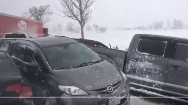 Accident în lanț pe o șosea din Canada. Circa 100 de vehicule s-au ciocnit violent