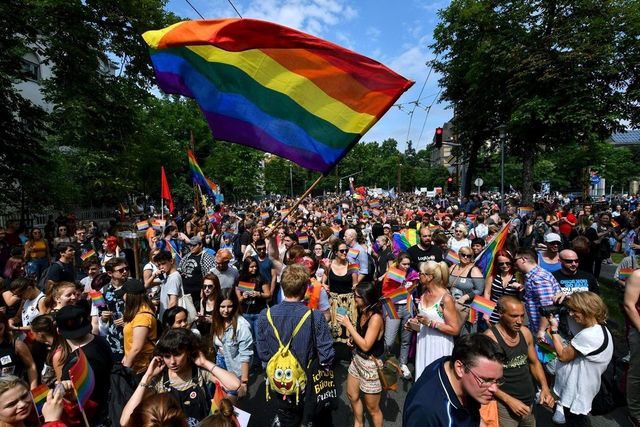 Mostantól tilos állami épületekre szivárványos zászlót tenni