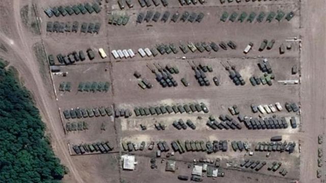 Imagini din satelit arată că Rusia și-ar fi desfășurat sute de tancuri la granița cu Ucraina