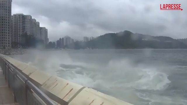 Allerta a Hong Kong in attesa del tifone Wipha