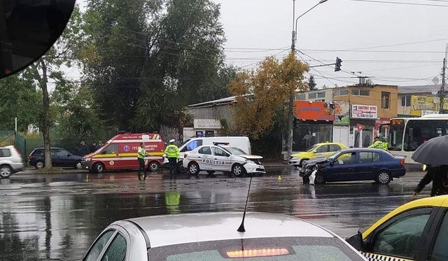 O mașină de poliție a fost implicată într-un accident în capitală